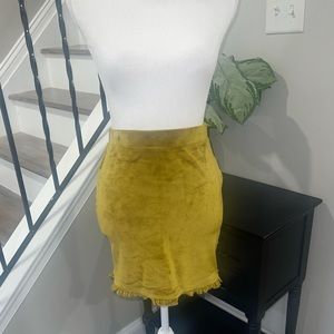 STRETCHY CHARTREUSE VELVET MINI RUFFLE SKIRT, NEVER WORN, SIZE MEDIUM